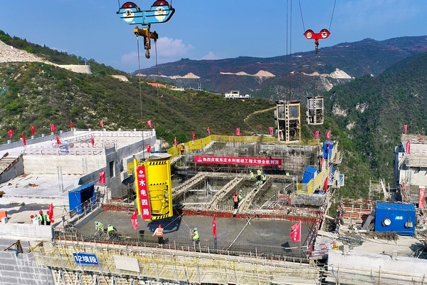 東莊大壩全線到頂現(xiàn)場。彭書園 攝 (10).jpg