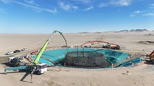 青海格爾木350MW塔式光熱發電項目第一方混凝土順利澆筑 (2).jpg