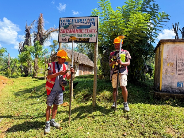 測量工RANAIVOSON Micky和ZANDRE Mino Fugelin.jpg